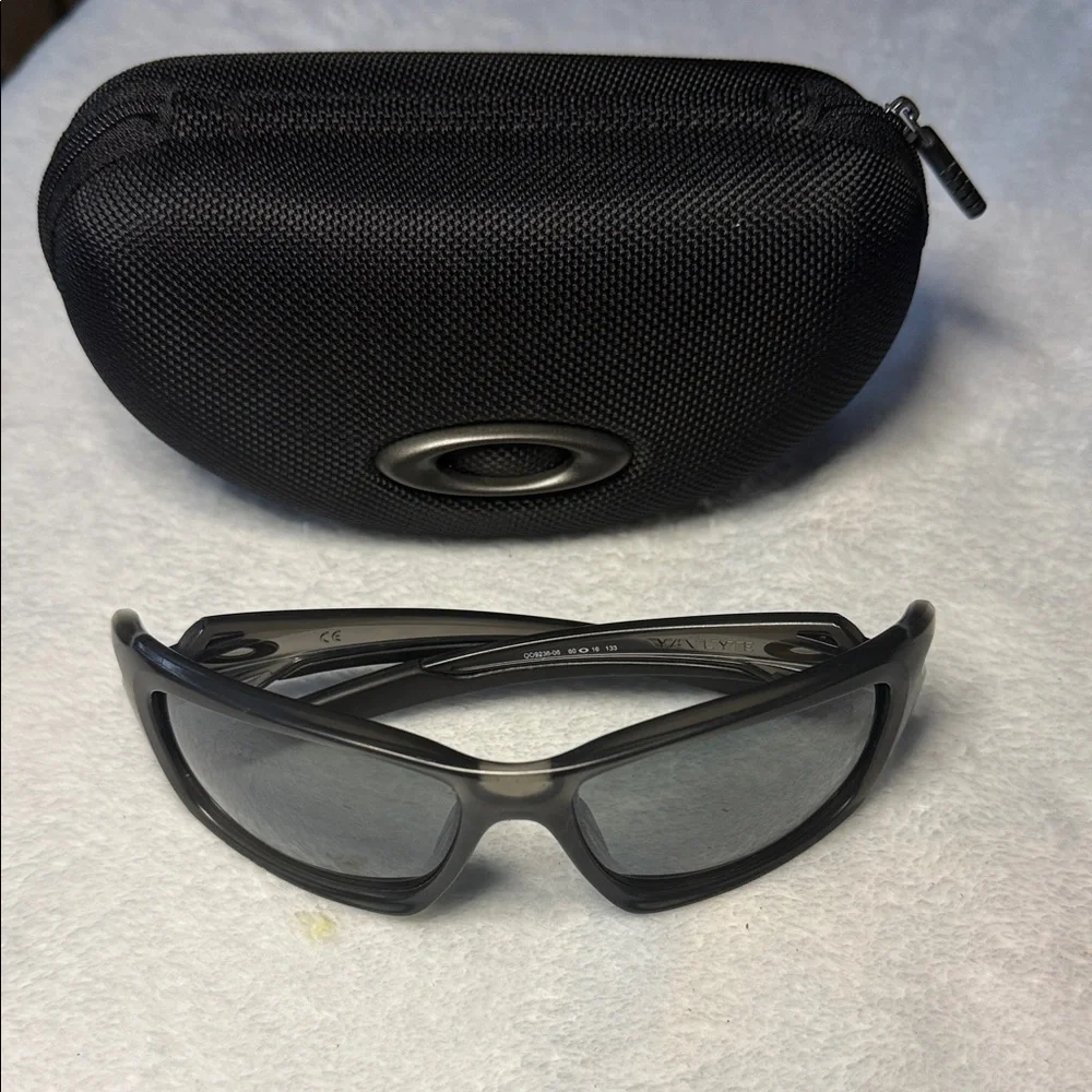 Oakley Valve OO9236-06 60[]16 133 Gray Sunglasses